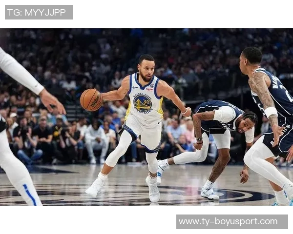 库里轻松发挥全场12投6中贡献14分5助攻巧妙吸引防守展现团队配合魅力